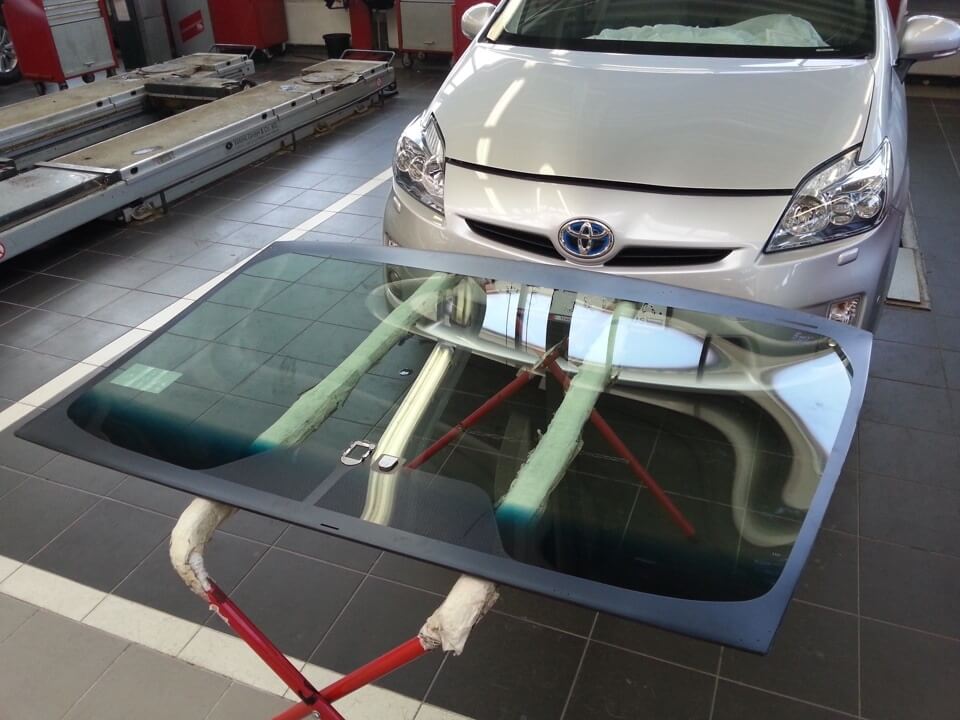 Замена лобового стекла на Toyota