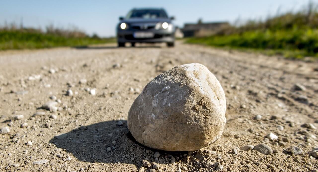 Как защитить автостекло от камней на дороге